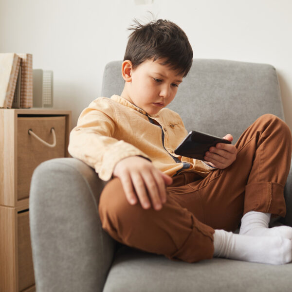 طفلكم ملتصق بالشاشة؟ للأمر جوانب إيجابية أيضًا!