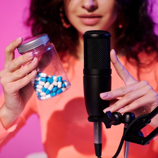 ASMR: حين يصنع النقر بالأظافر لحنًا يدغدغ الإحساس