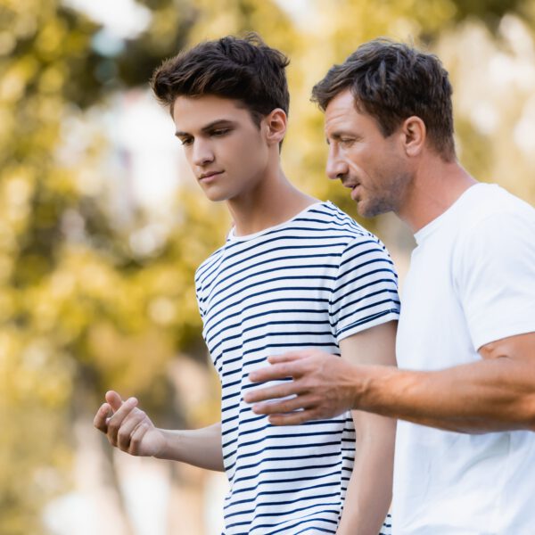 لماذا يُفضّل أن تتحدث مع ابنك المراهق عن ميا خليفة؟