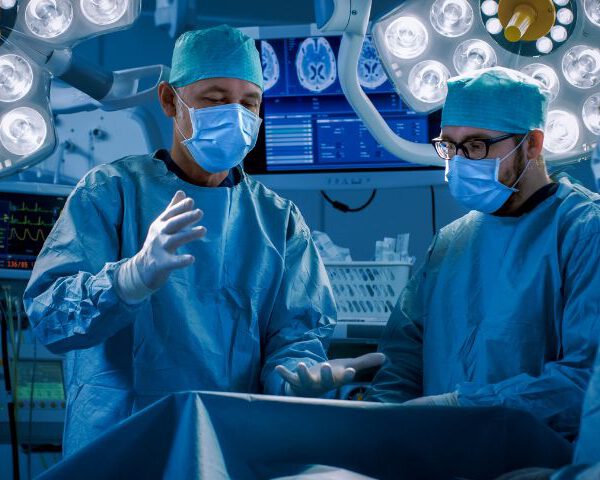 من 10 إلى 100 ألف شيكل: كم بلغت أجور التخصصات الطبية والمهن الصحية بالبلاد؟