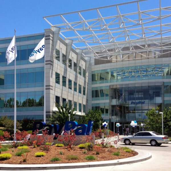 PayPal تسرّح ربع موظفيها في البلاد