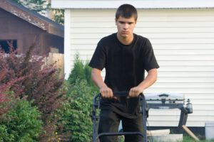 شاب يعمل في العطلة