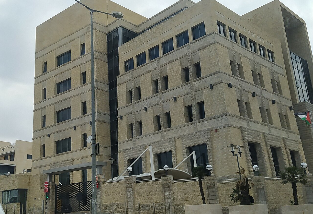 الكابينت يبحث قطع علاقة بنك فلسطيني بالمنظومة المالية الإسرائيلية 5 الكابينت يبحث قطع علاقة بنك فلسطيني بالمنظومة المالية الإسرائيلية