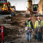 المقاولون تهربوا من دفع ضرائب بقيمة 3 مليار شيكل عبر الدفع للعمال الأجانب “تحت الطاولة”