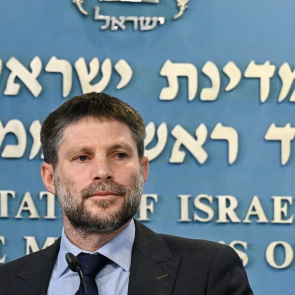 صفعة لسموتريتش: الكنيست يعيد الإعفاء الجمركي على مشتريات الإنترنت إلى 75 دولار بدل 150