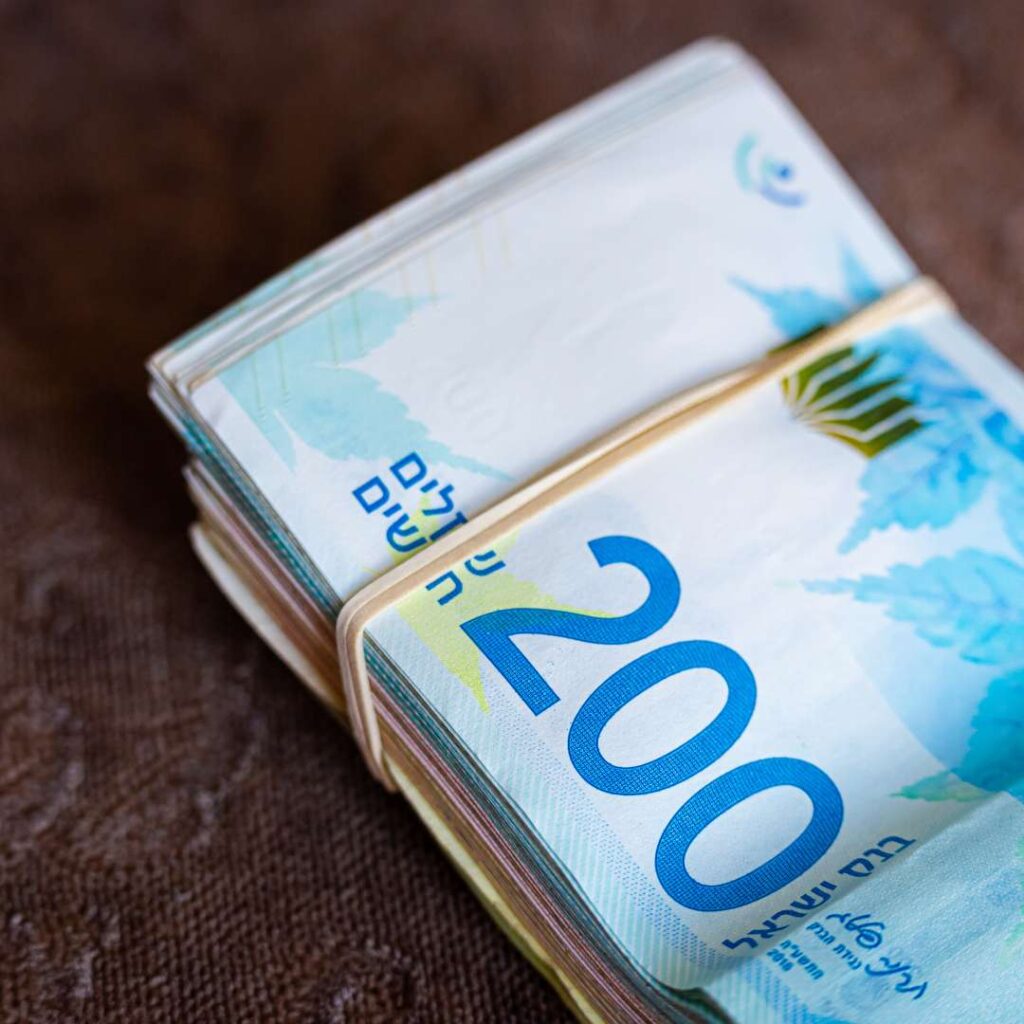 "خبّي شيكلك الأبيض ليومك الأسود": لماذا تزداد التحويلات المالية إلى الخارج؟ 7 Ameer