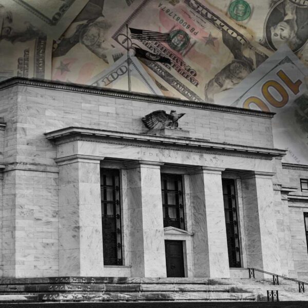 الفيدرالي يرفع الفائدة للمرة الأولى منذ 2023