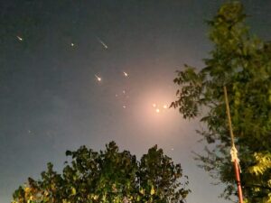 الصواريخ الإيرانية كما ظهرت في سماء الجليل الأسفل ليلة 1-10-2024، المصدر: ويكيميديا