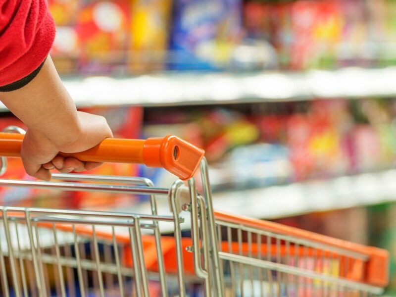 على عكس الأسواق العالمية: لماذا تواصل أسعار المواد الغذائية في البلاد الارتفاع؟