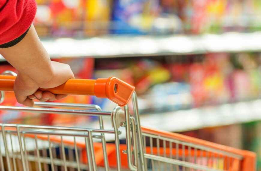 على عكس الأسواق العالمية: لماذا تواصل أسعار المواد الغذائية في البلاد الارتفاع؟