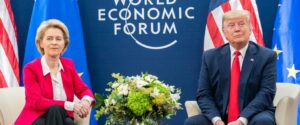 ترمب رفقة أورسولا فون ديرلاين رئيسة المفوضية الأوروبية في دافوس 2020- المصدر: ويكيميديا