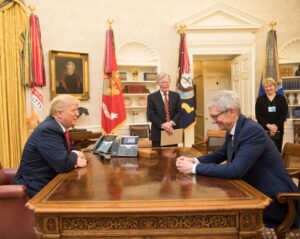 تيم كوك رئيس أبل أثناء إحدى لقاءاته في البيت الأبيض- المصدر: ويكيميديا