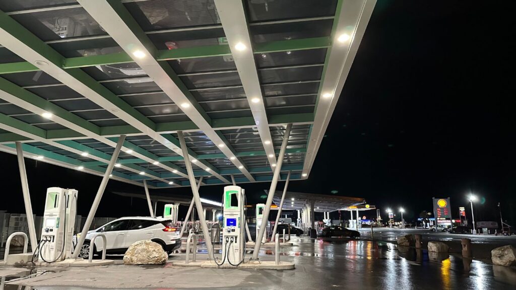 تحولات كبيرة بسياسات السيارات الكهربائية في أوروبا وأمريكا: هل سترتفع أسعار السيارات في إسرائيل؟ 3 ev charging