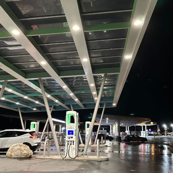 تراجع مبيعات السيارات الكهربائية يُضعف إقامة محطات الشحن العامة بالبلاد