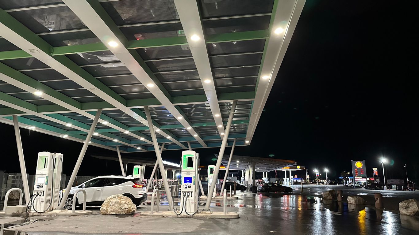 بعد رفع البنزين: أيهما أوفر سيارات الهايبرد أم الكهرباء؟