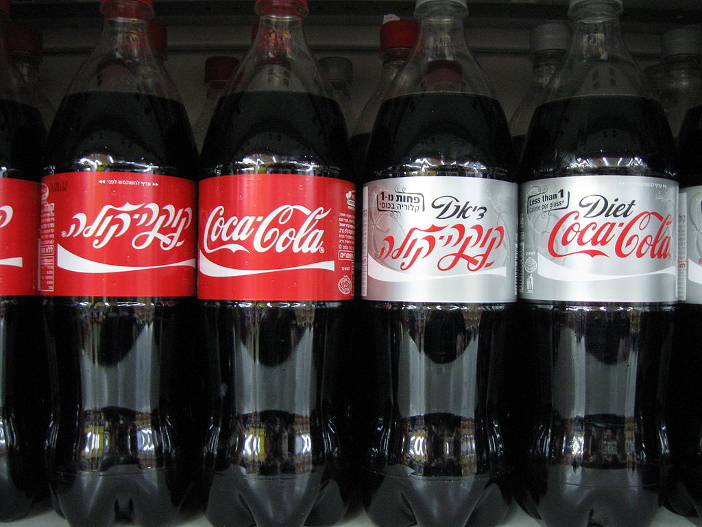 موجة جديدة من ارتفاع الأسعار تشمل منتجات شتراوس ويونيليفر وكوكاكولا 3 1024px English Hebrew Coke labels