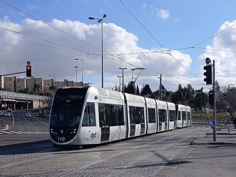 خفض سن الحصول على رخصة قيادة القطار الخفيف