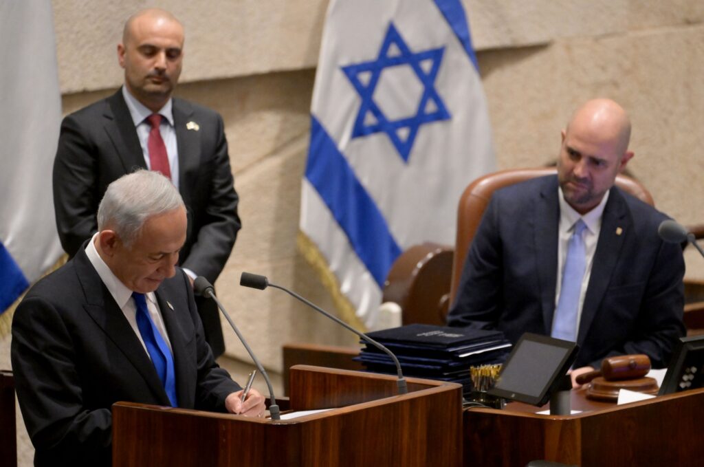 على اليمين رئيس الكنيست أمير أوحانا، وعلى يساره رئيس الوزراء بنيامين نتنياهو- الصورة: مكتب الصحافة الحكومي