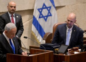 على اليمين رئيس الكنيست أمير أوحانا، وعلى يساره رئيس الوزراء بنيامين نتنياهو- الصورة: مكتب الصحافة الحكومي