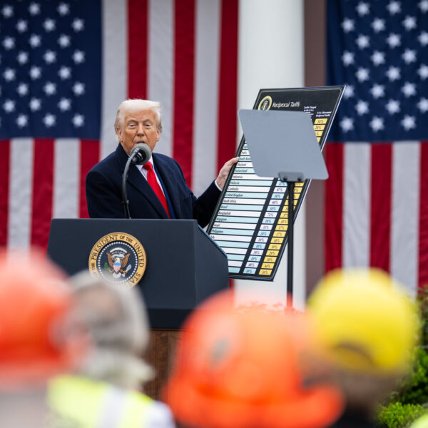 الاقتصاد في عصر ترامب وتراجع الدولار: لماذا فقد الاقتصاديون القدرة على التنبؤ؟