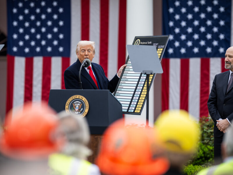 الاقتصادي الذي لم يسمع به أحد: تعرفوا على العقل المُدبر وراء سياسات ترامب لزعزعة الاقتصاد العالمي
