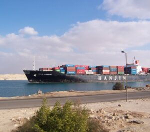 سفينة شحن تعبر قناة السويس- صورة توضيحية- المصدر: ويكيمديا