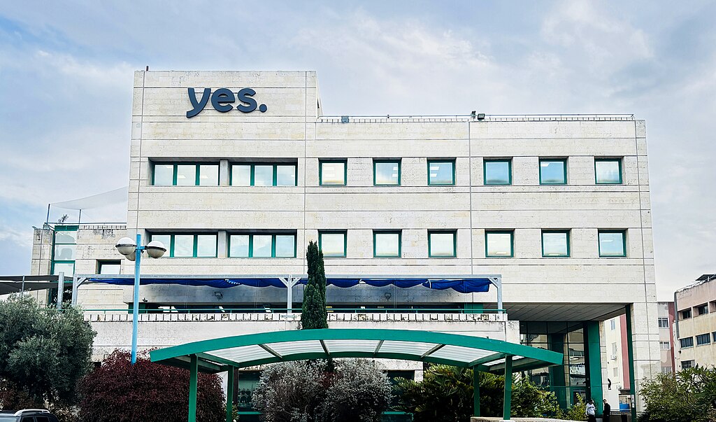 1024px בניין yes