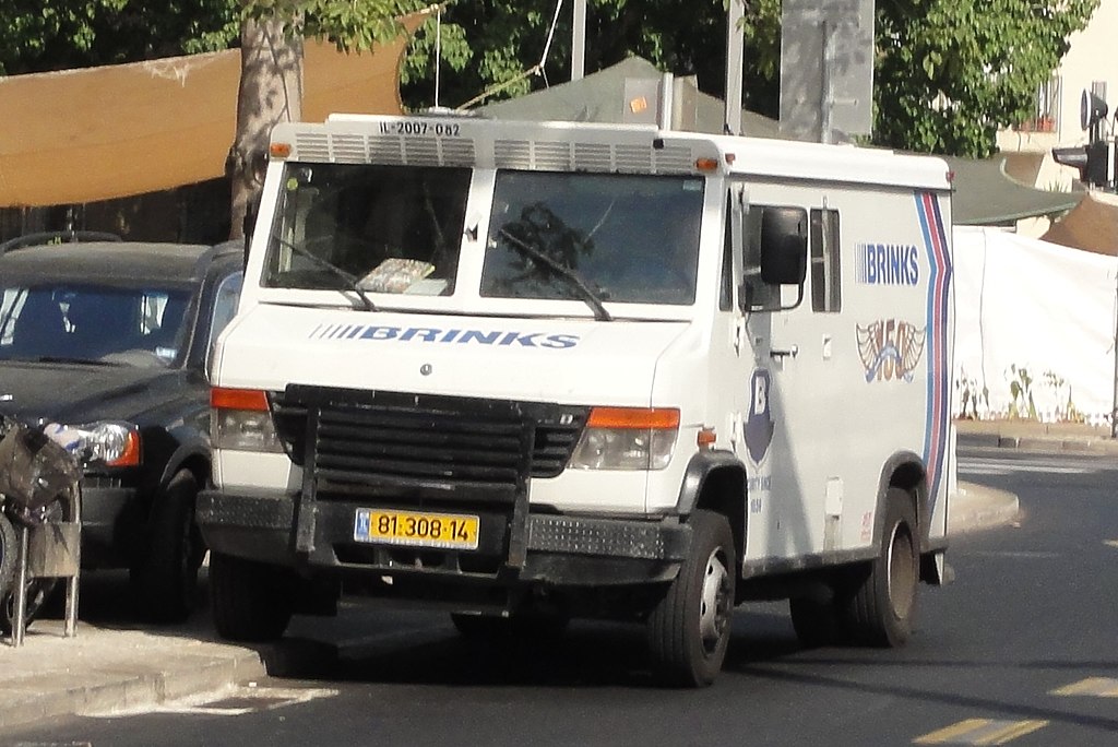 هل يهدد وقف الرحلات الجوية إمدادات العملات الأجنبية إلى إسرائيل؟ 3 Brinks armoured van in Tel Aviv