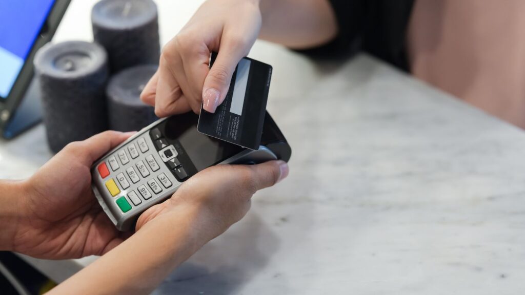 231 مليون شيكل أرباح شركات بطاقات الاعتماد في 3 أشهر.. لكن الصاروخ اليمني يهدد هذه النتائج 3 credit card