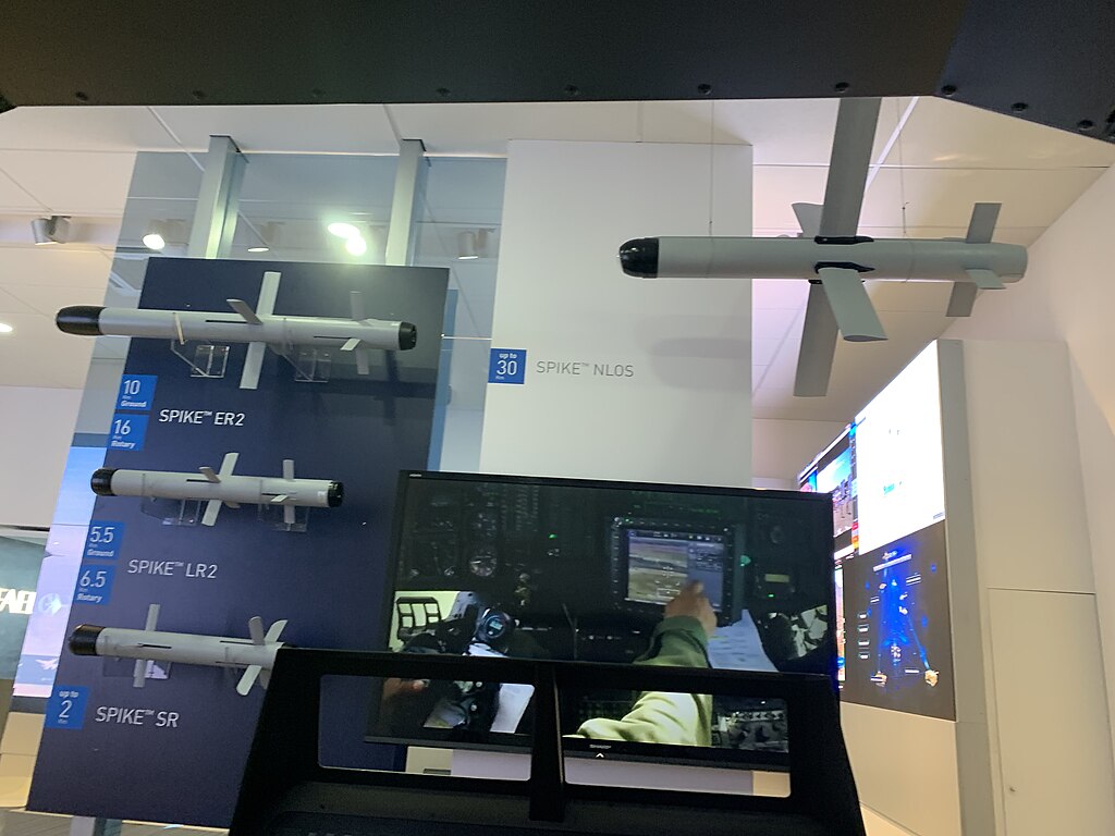 صواريخ سبايك في جناح رافائيل في أحد معارض الأسلحة في باريس- المصدر: ويكيميديا