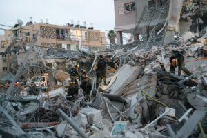 من الدمار الناجم عن الصواريخ الإيرانية، الصورة: وزارة الخارجية الإسرائيلية على فيسبوك