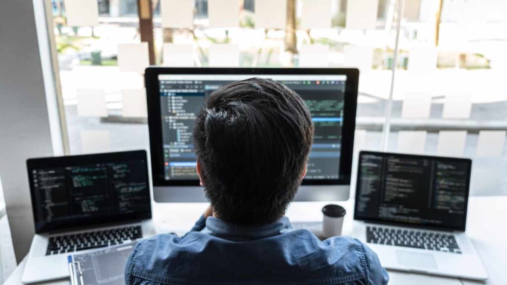 موظف عامل في قطاع الهايتك، صورة توضيحية