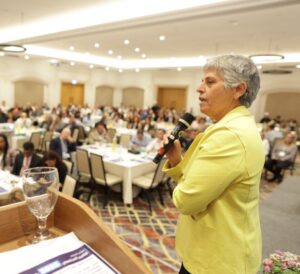 الا الكلعي خلال أحد المؤتمرات، بلطف من موقع بكرا