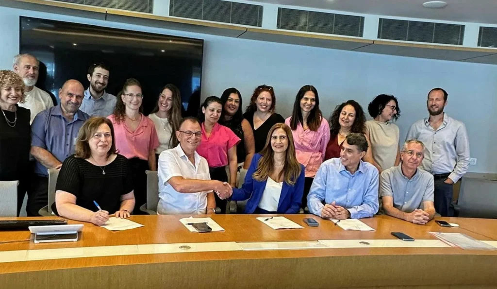 توقيع الاتفاقية، الصورة: نقابة الأطباء