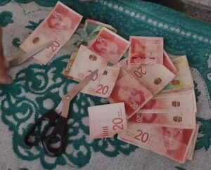 ترميم الأموال إحدى المهن الشائعة في غزة مؤخرًا، الصورة: مواقع التواصل