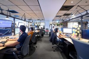 جانب من فريق العمل في بيت الاستثمار IBI، تصوير: علاقات عامة