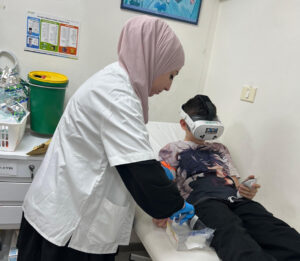 "ابني كان يخاف من فحص الدم، لكن هذه المرة كان يضحك بدل أن يبكي״ 1 image002 e1751943523924