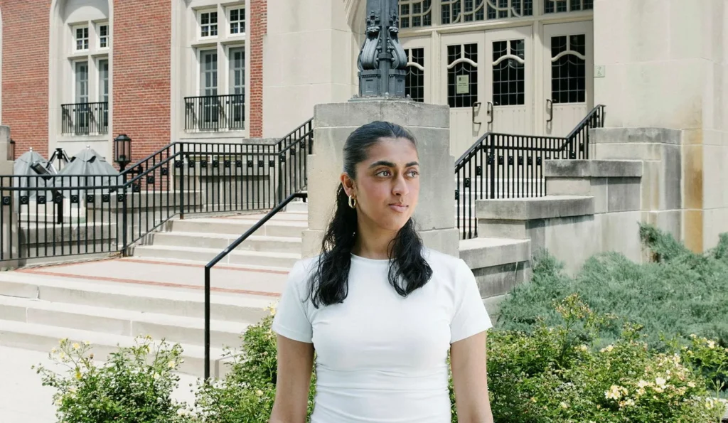 ماناسي ميشرا، خريجة جديدة في علم الحاسوب. أنشأت موقع إنترنت في المدرسة الابتدائية، لكنها لا تجد عملًا اليوم تصوير: Madeleine Hordinski/The New York Times"