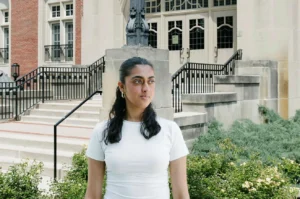 ماناسي ميشرا، خريجة جديدة في علم الحاسوب. أنشأت موقع إنترنت في المدرسة الابتدائية، لكنها لا تجد عملًا اليوم تصوير: Madeleine Hordinski/The New York Times"