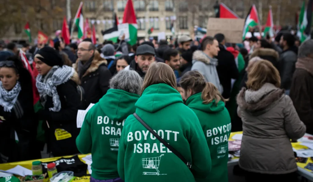 متظاهرون يدعون إلى مقاطعة إسرائيل، في باريس، قبيل الأولمبياد في 2024تصوير: Kamil Zihnioglu/AP