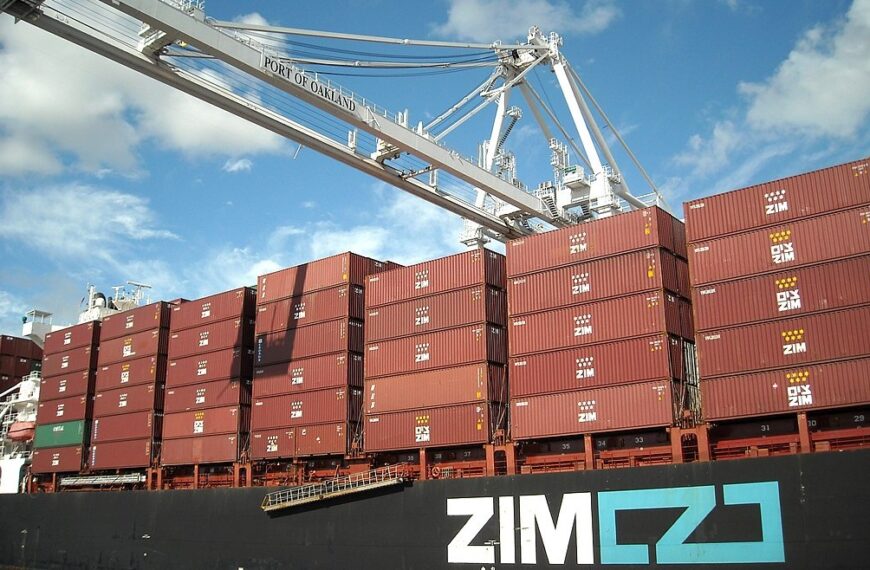 احتجاجًا على تسريح المئات.. عمال ZIM يُصعِّدون إضرابهم