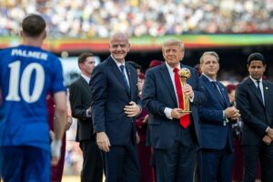 السويسري جياني إنفانتينو رئيس الفيفا رفقة ترمب في تتويج الفائز بكأس العالم للأندية، الصورة: ويكيميديا