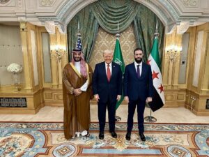 الرئيس السوري أحمد الشرع رفقة نظيره الأمريكي وولي العهد السعودي، الصورة: ويكيميديا