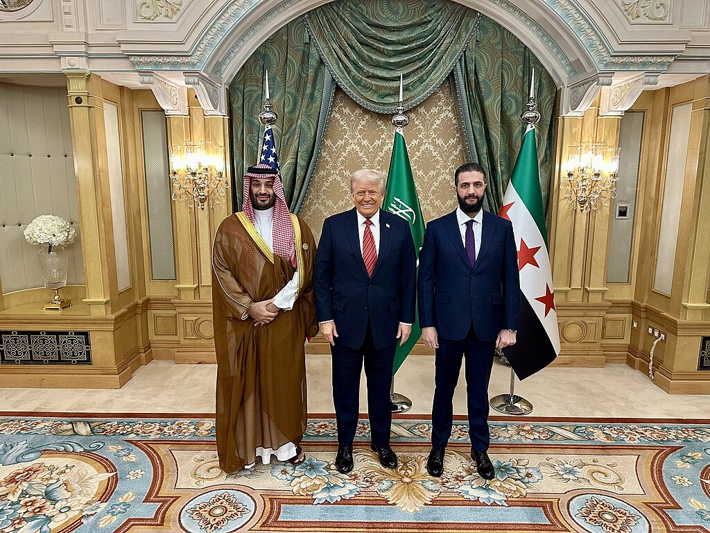 الرئيس السوري أحمد الشرع رفقة نظيره الأمريكي وولي العهد السعودي، الصورة: ويكيميديا