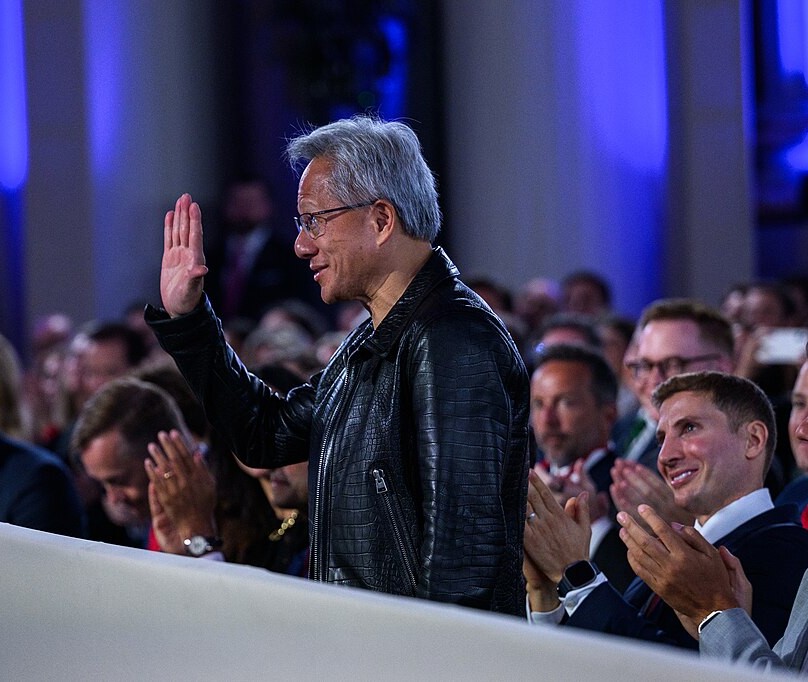 جين-سون هوانغ، رئيس إنفيديا، خلال تحية الرئيس دونالد ترمب له في مؤتمر البيت الأبيض للذكاء الاصطناعي الشهر الفائت، الصورة: ويكيميديا