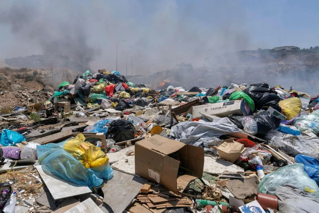 قمامة في شوارع الناصرة خلال العام. الحرائق تزيد الوضع سوءًا لأنها تسبب انيعاث روائح كريهة ومواد مسرطنة. تصوير: دانيال روليدر