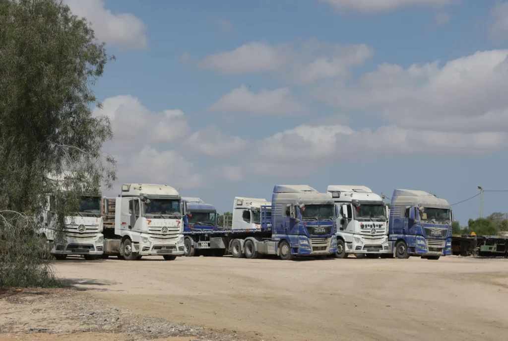 "شاحنات الإمداد في ساحة التحميل داخل الأراضي الإسرائيلية قرب كرم أبو سالم، أمس