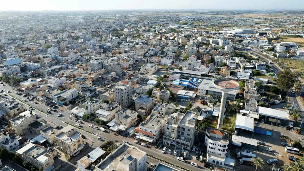 قلنسوة. أعطال متكررة تؤدي إلى تدفق مياه الصرف داخل المدينة. تصوير: فادي أمون