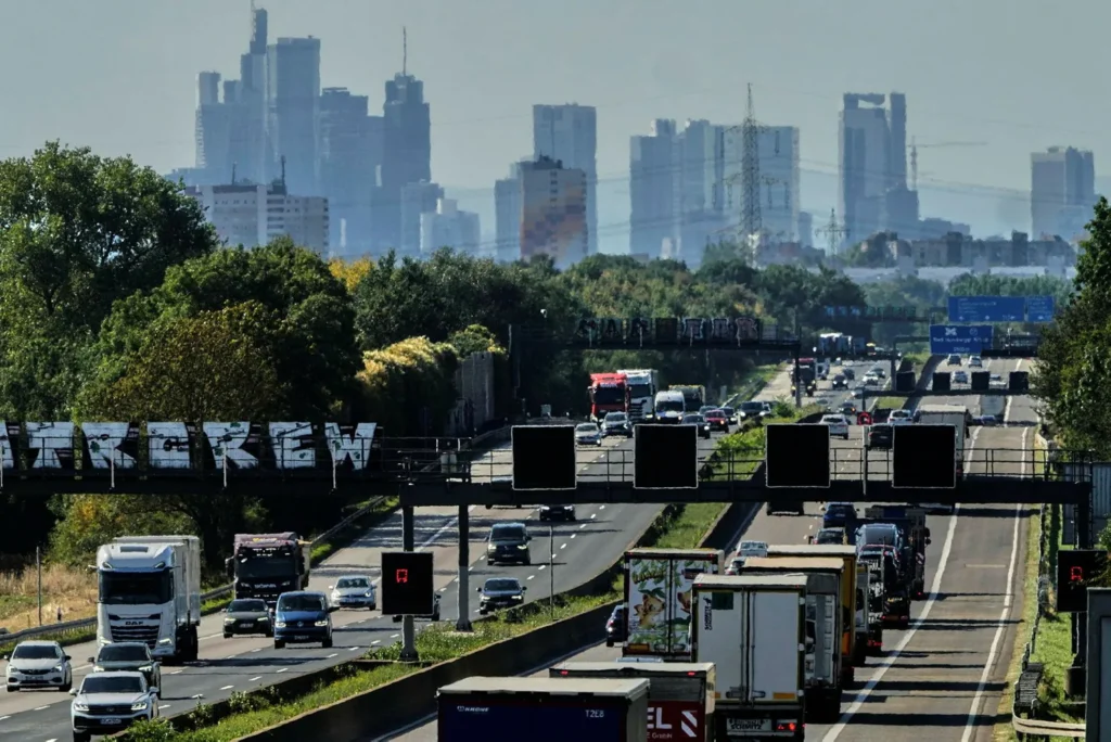 طريق سريع قرب فرانكفورت، الأسبوع الماضي. ارتفع التصدير إلى ألمانيا بنسبة 56%تصوير: Michael Probst/AP