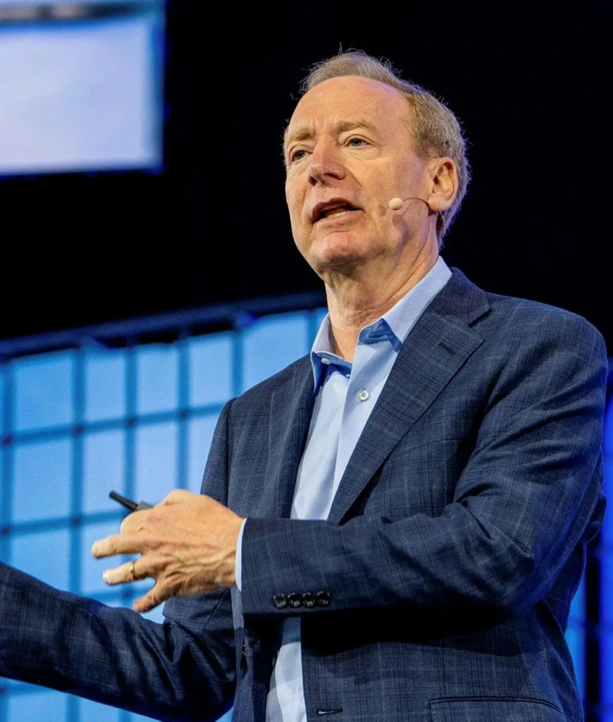 براد سميث، رئيس مايكروسوفت، التي ستمنح 4 مليارات دولار لتقنيات ودراسة أدوات الذكاء الاصطناعيتصوير: بلومبرغ/James MacDonald